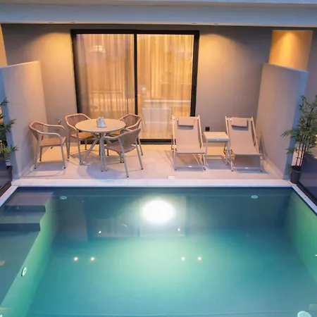 Videre Golden Private Pool